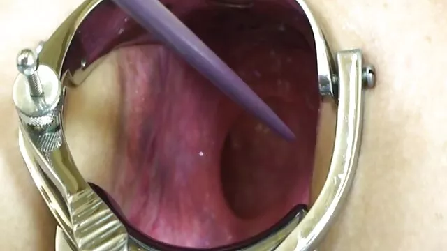 الشقراء لديها Buttplug في المكان المناسب سكس احترافى